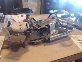 640.gm6q07 Cadillac Srx 2007 Lid Motor Pull Down 261180